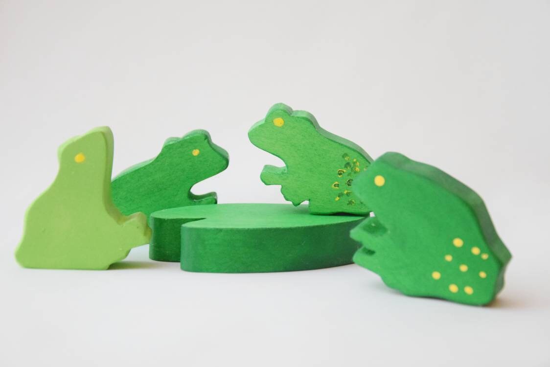 Frogs with lily pad, wooden frogs toy wooden animals, pretend play, open ended toys, waldorf inspired, waldorf wooden toys, imaginative play