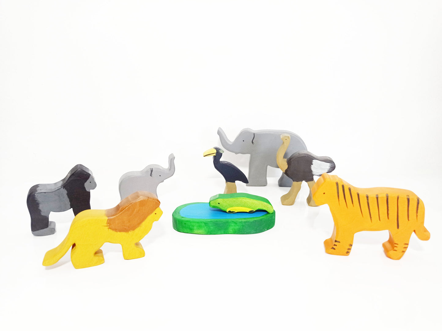 Exotic safari animals with lake wooden toy play set