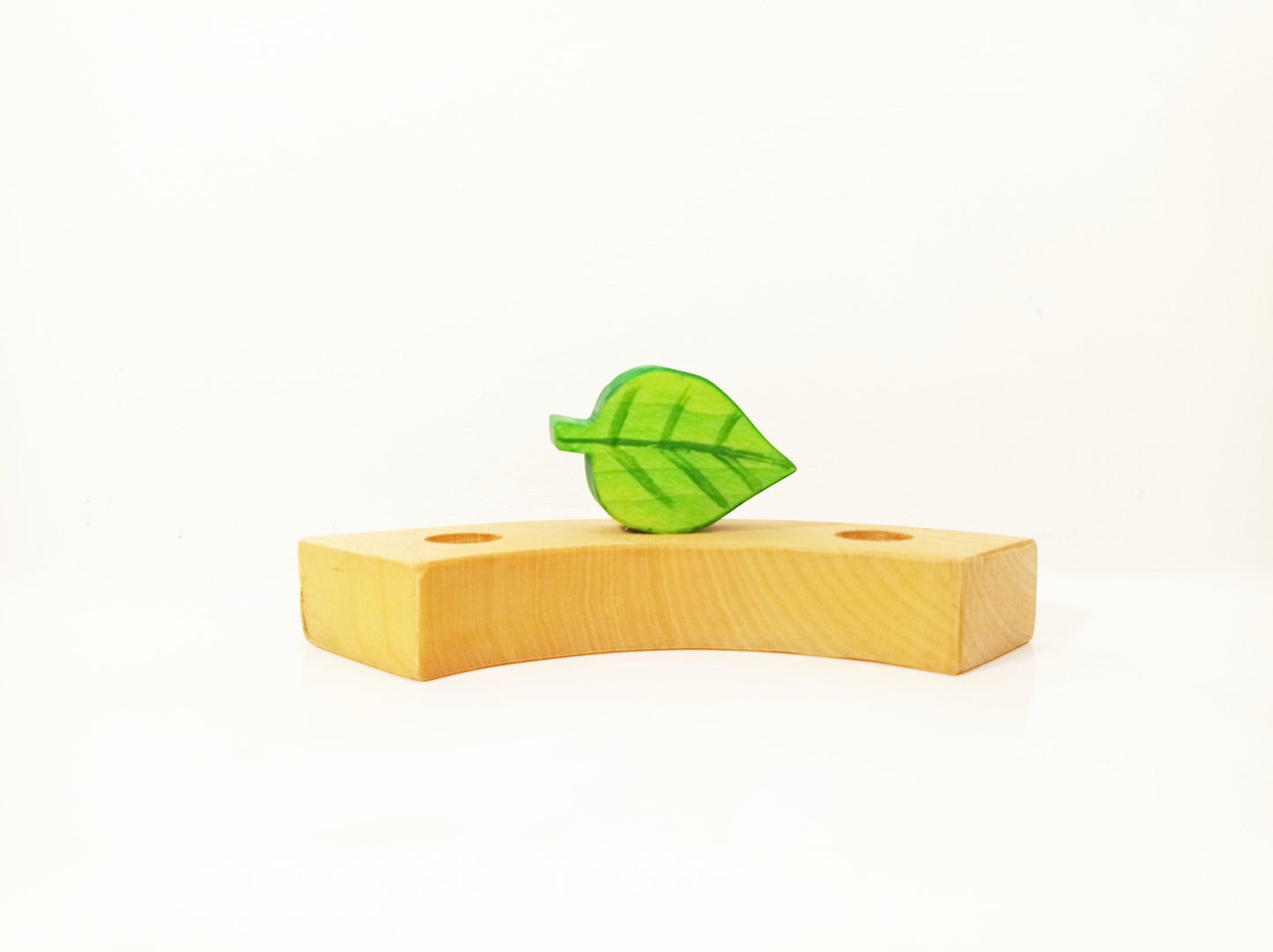 Green leaf celebration ring ornament